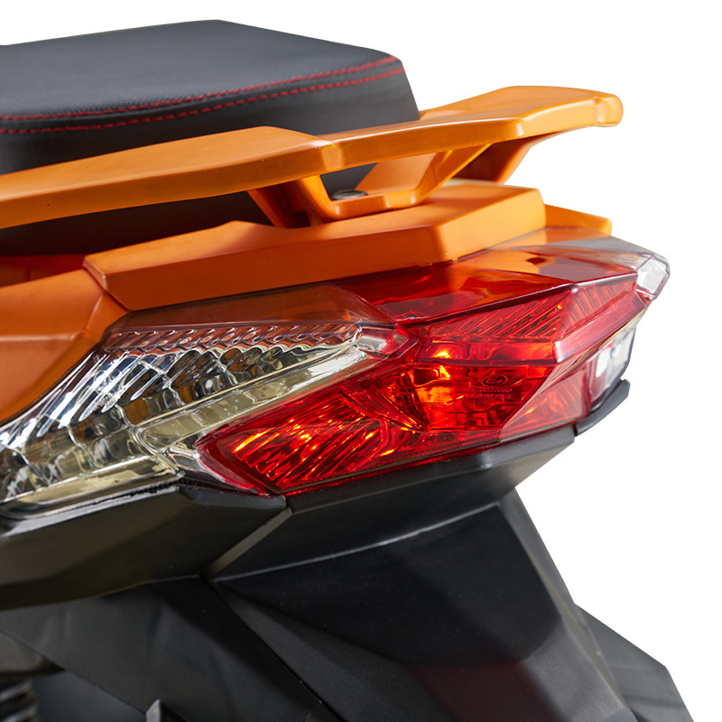 战鹰前后碟刹150cc排量踏板摩托车